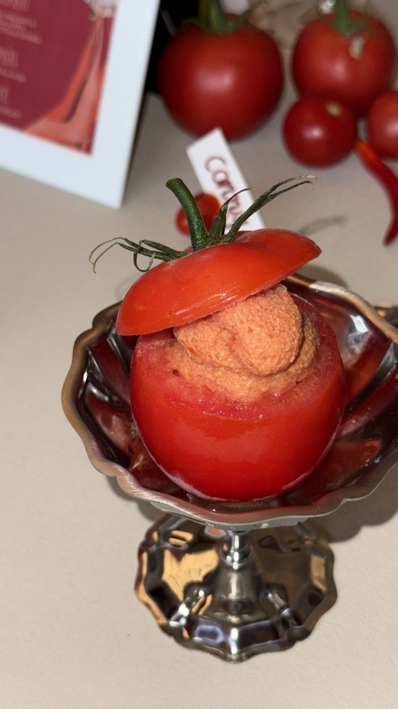Gefüllte Tomate im Silberkelch