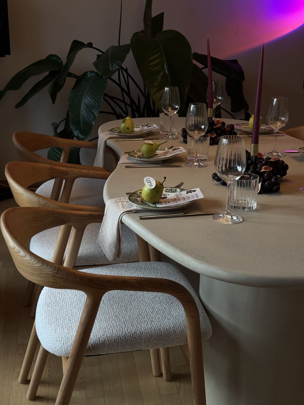 Gedeckter Tisch im lila Licht